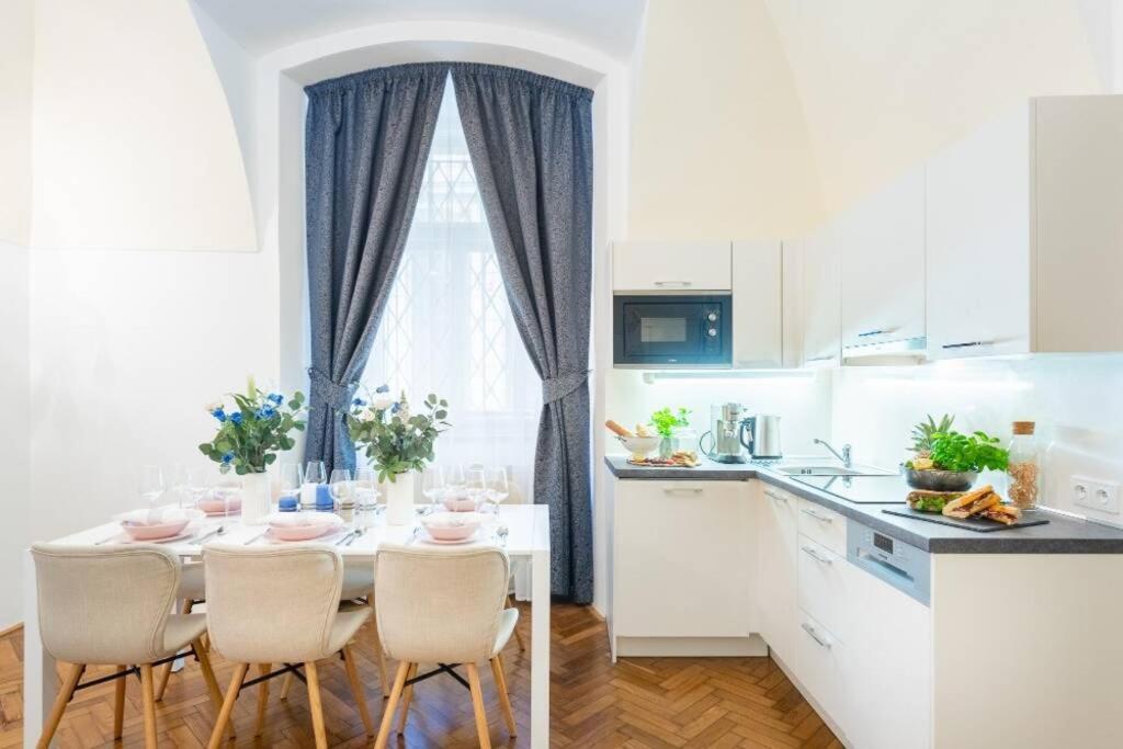 Rose Apartments / Romantic & Cozy / City Center Prague Exterior photo